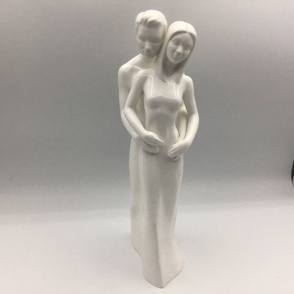 Coalport Moments In Love Bone China Figurine Made in England 2000 - Picture 1 of 10